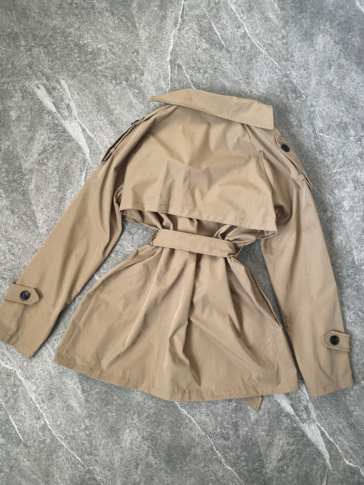 Trench corto con cintura