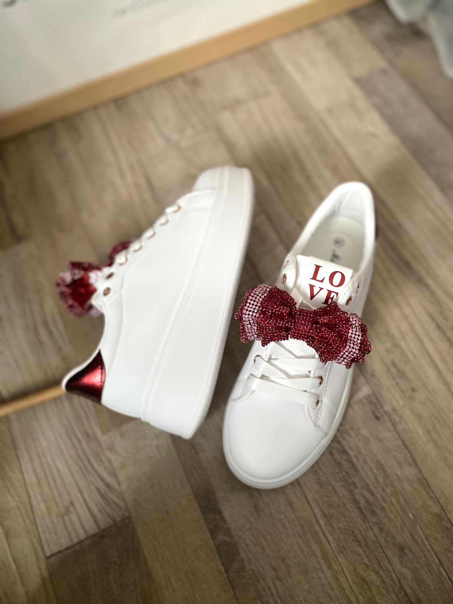 Sneakers con fiocchetto strass
