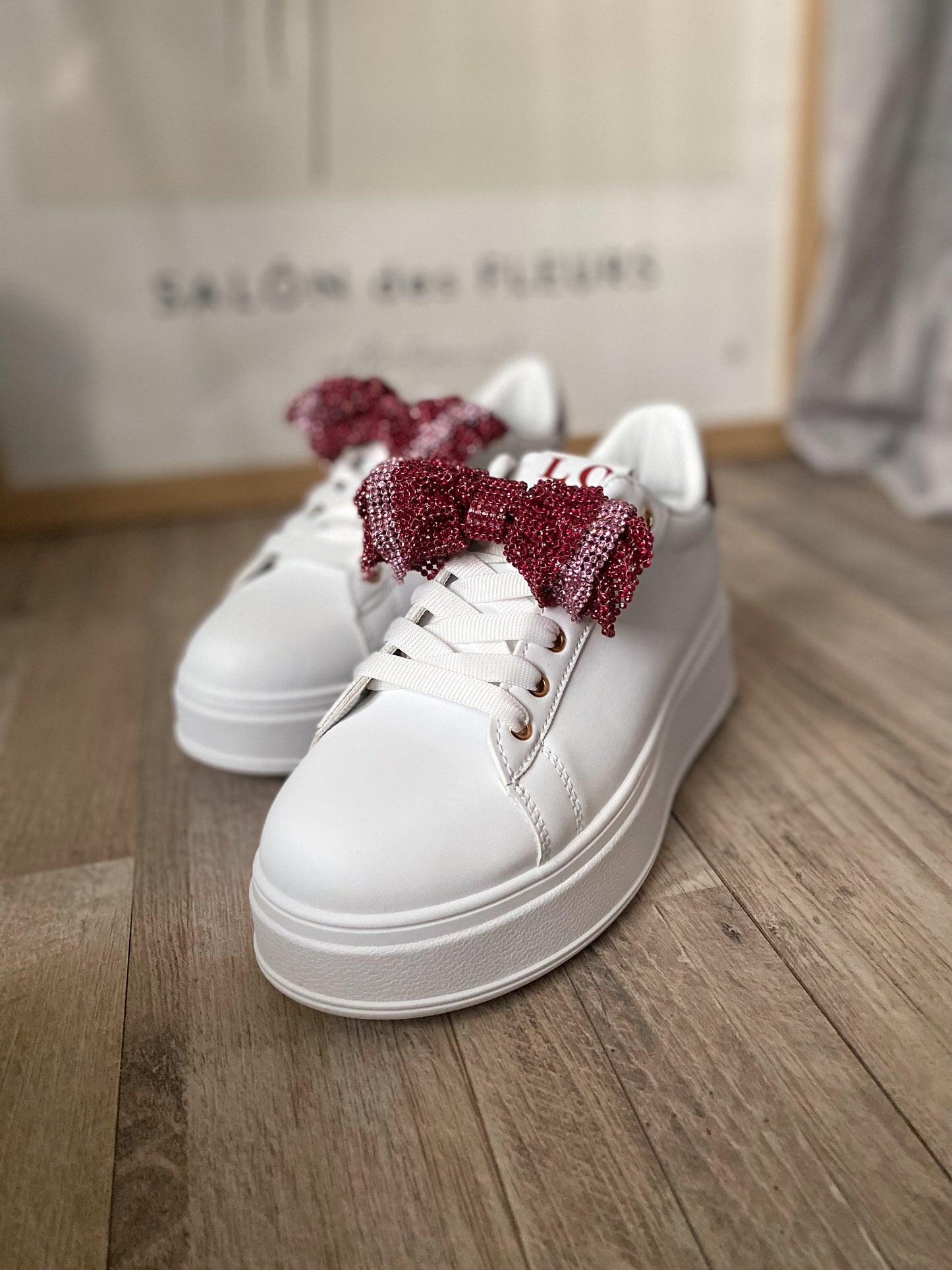 Sneakers con fiocchetto strass
