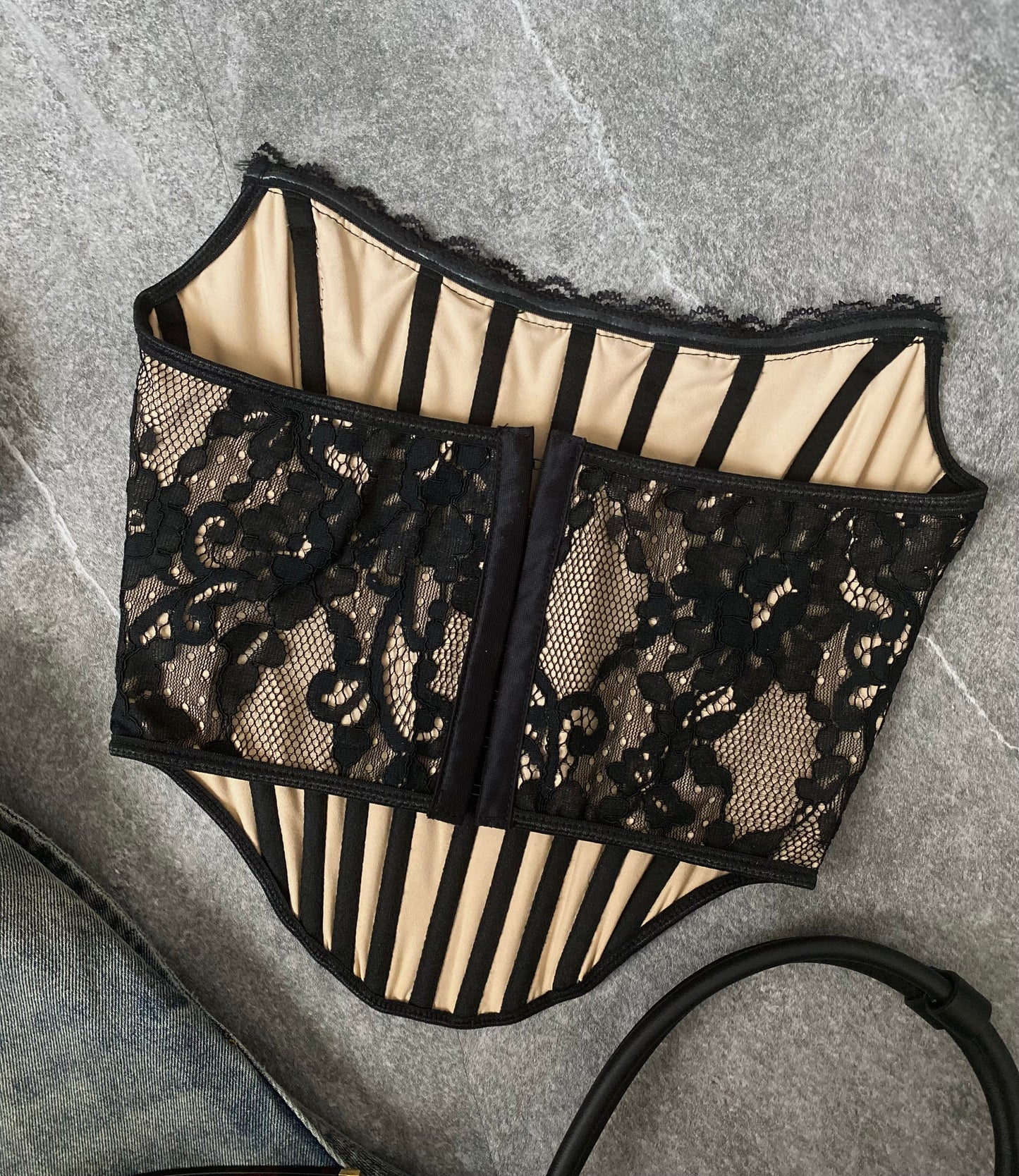 Corsetto pizzo e perline