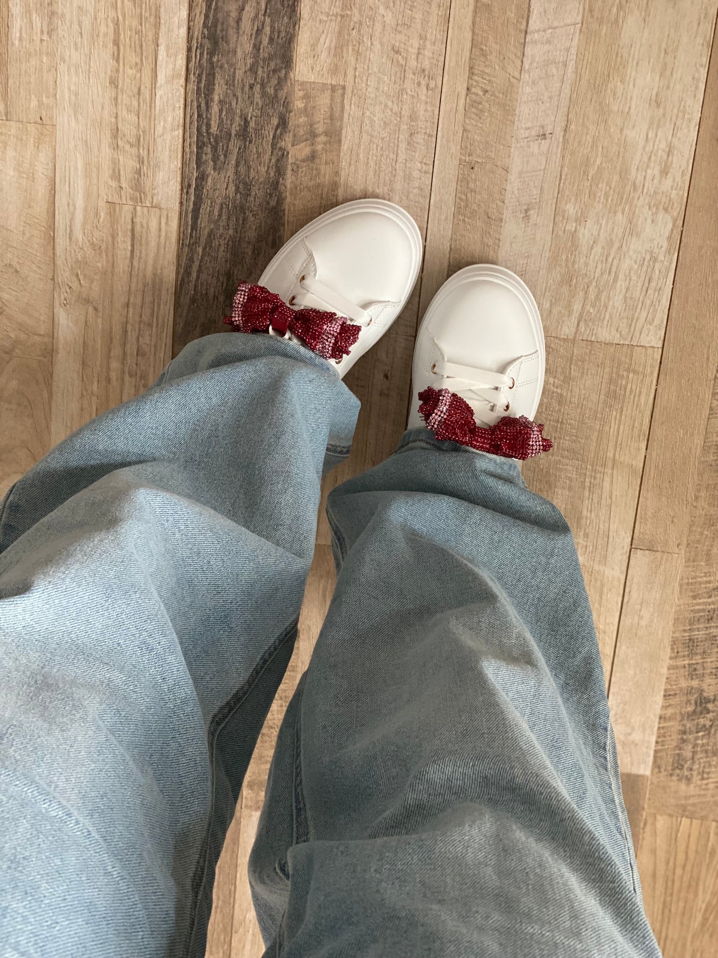 Sneakers con fiocchetto strass