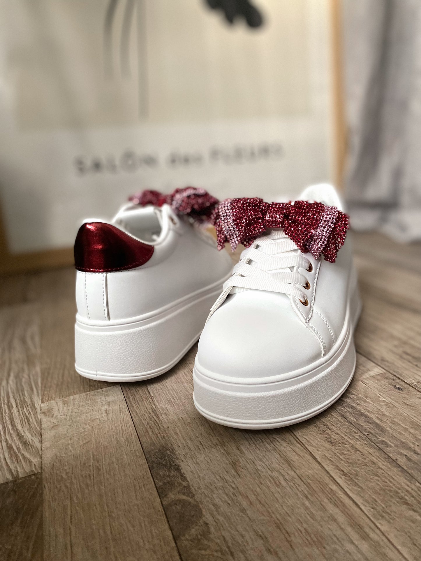 Sneakers con fiocchetto strass