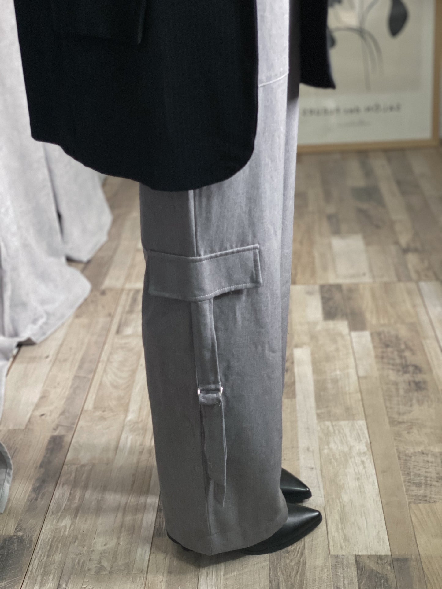 Pantalone zip e fibbie