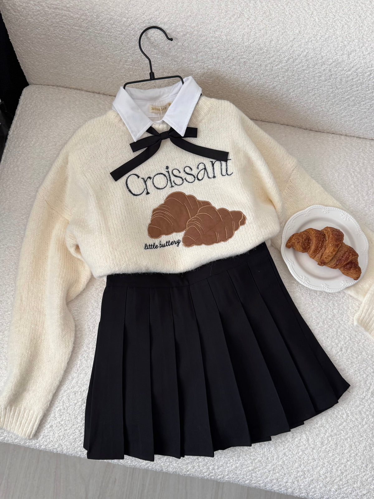 Croissant sweater 🥐