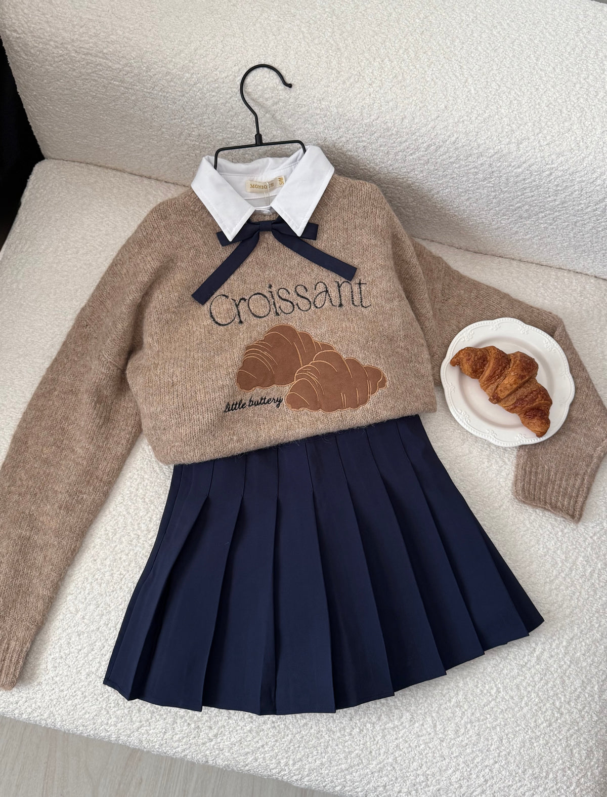 Croissant sweater 🥐